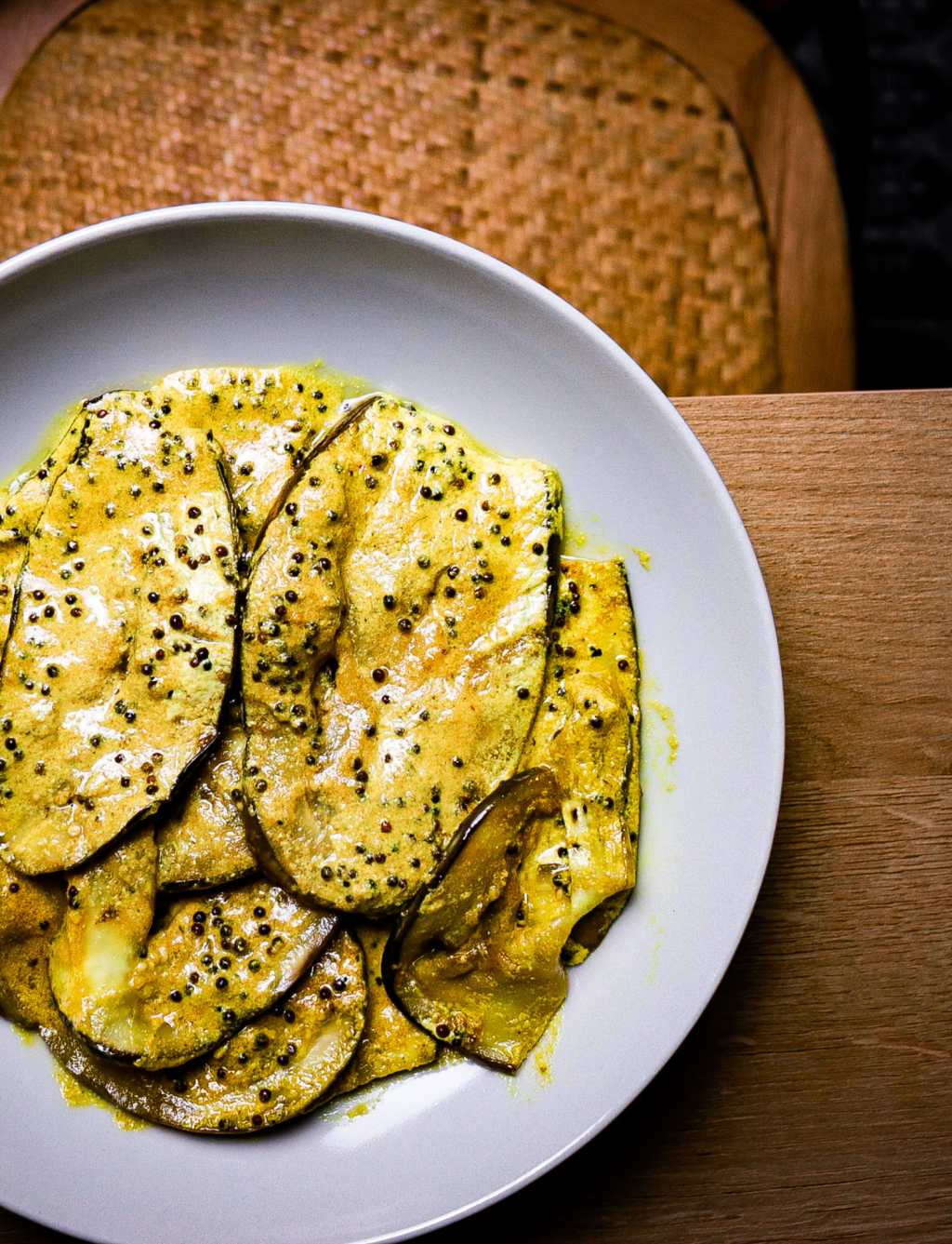 Berenjenas indias con yogur griego natural y semillas de mostaza